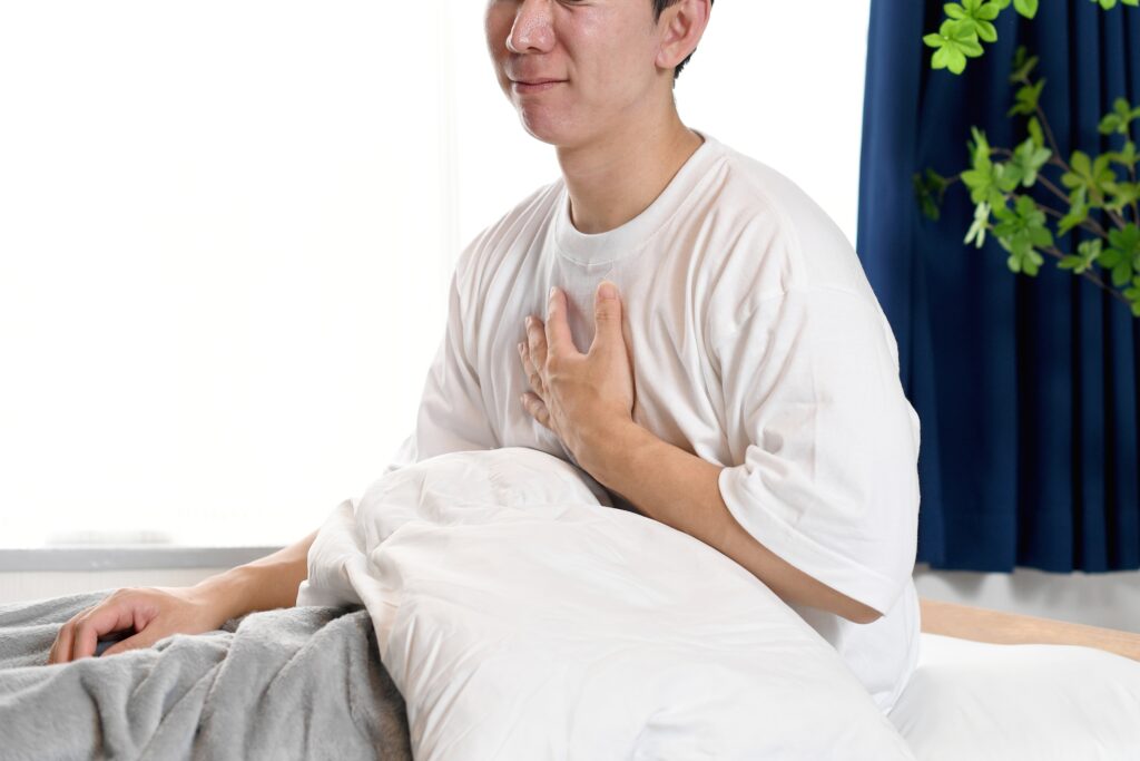 胸に手を当てる様子