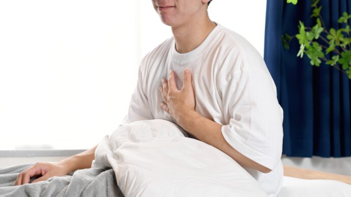 胸に手を当てる様子