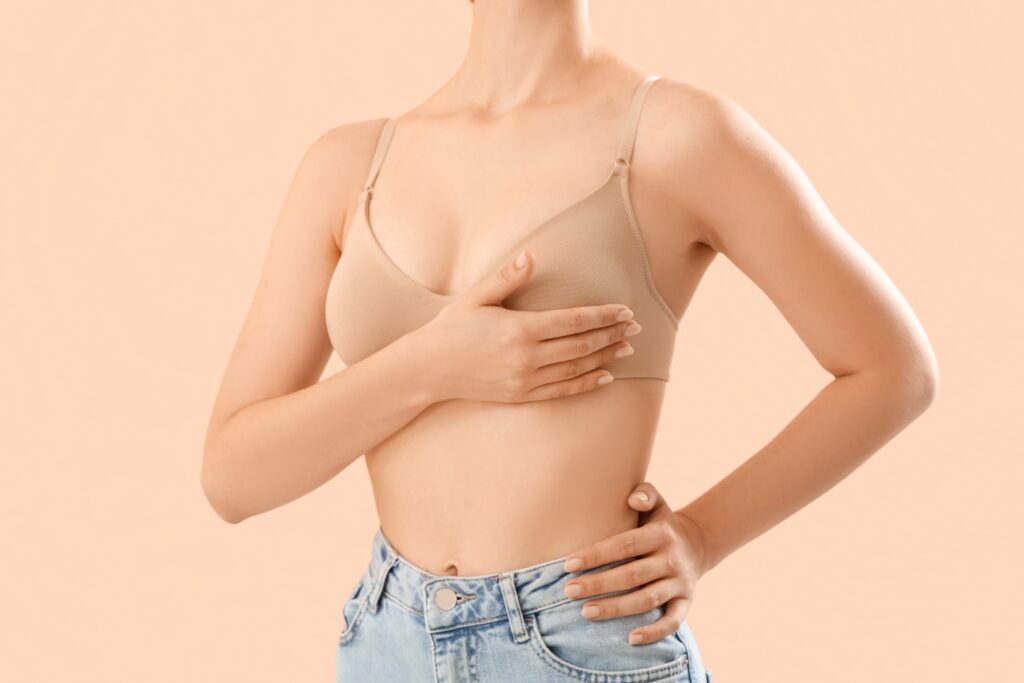 バストを触る女性