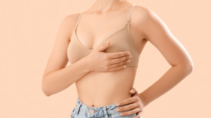 バストを触る女性