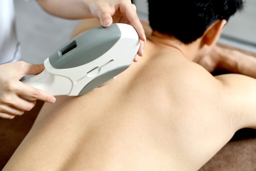 脱毛を受けるトランス男性