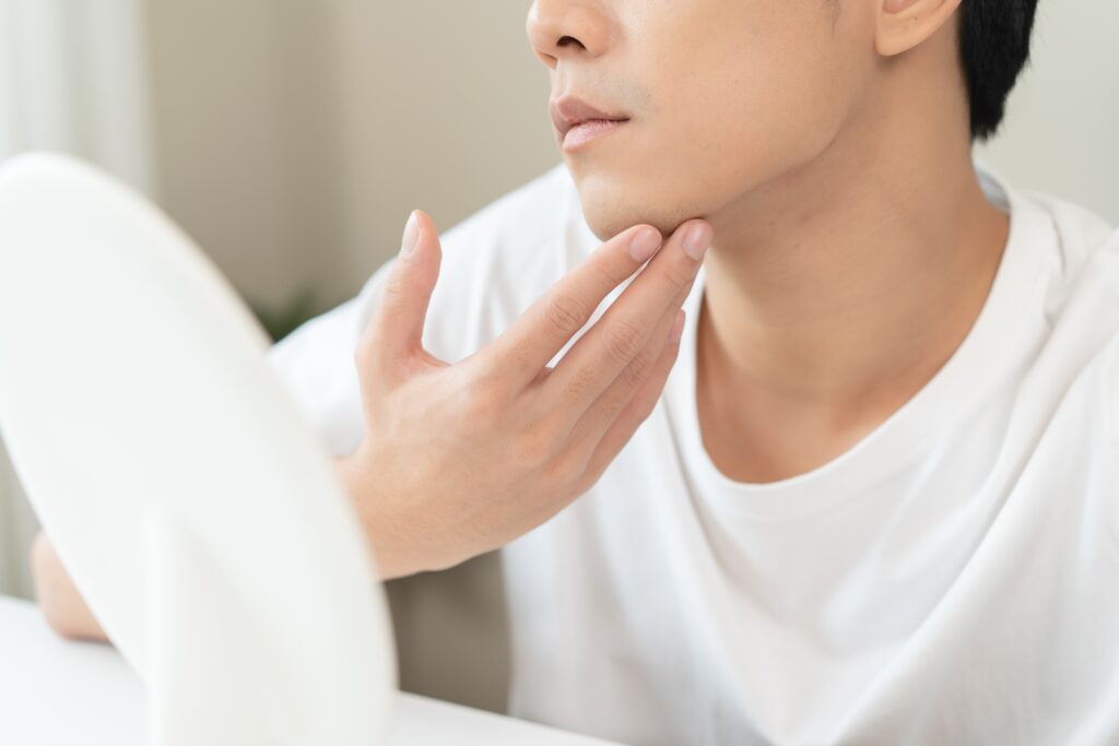 ひげを確認する男性