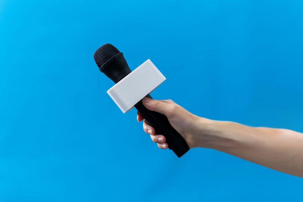 インタビューをする様子