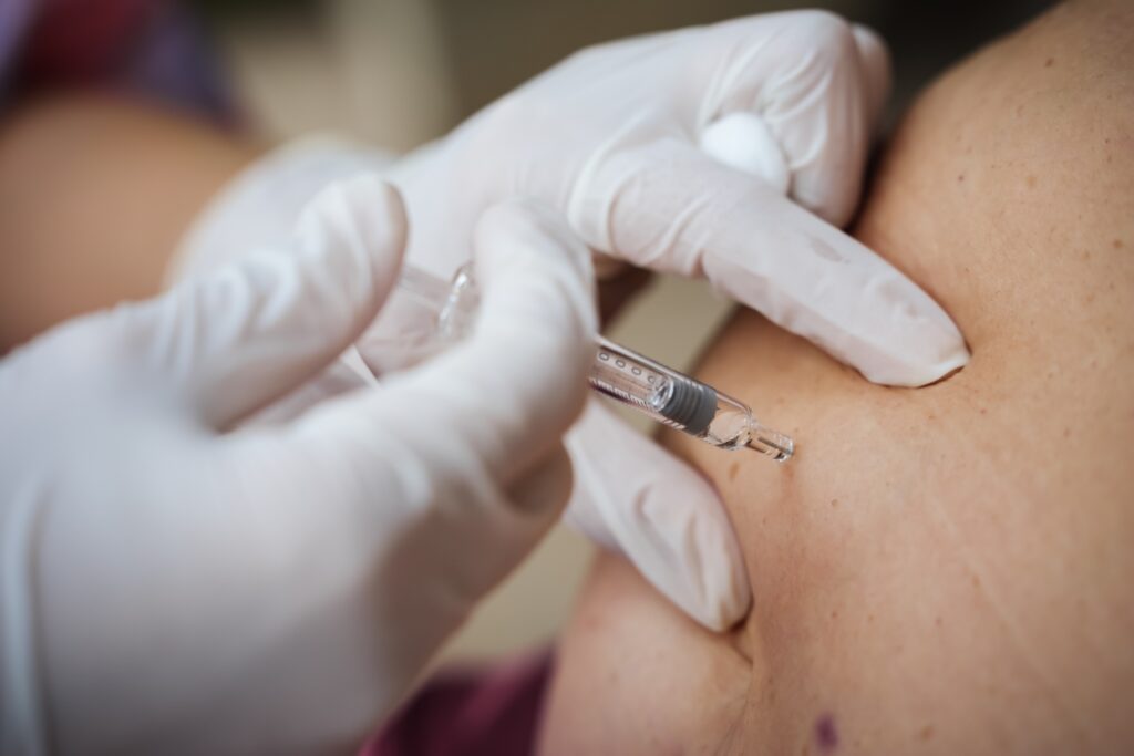 男性化を目指し男性ホルモン注射を打つ様子