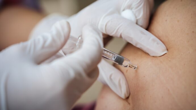 男性化を目指し男性ホルモン注射を打つ様子