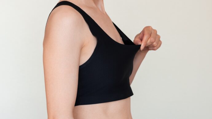 トランスジェンダー女性のための豊胸ガイド：ホルモン療法から手術まで、理想の身体へのステップ