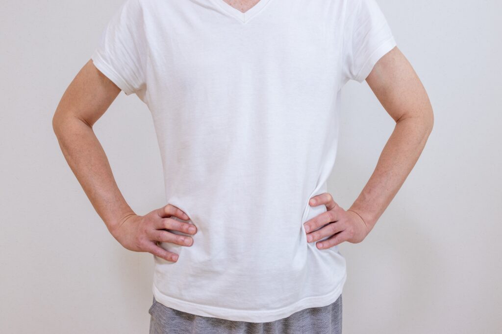 Tシャツの着用感に満足を覚える様子