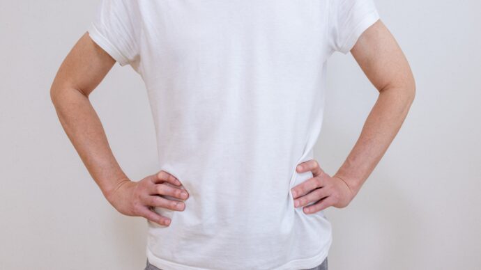 Tシャツの着用感に満足を覚える様子