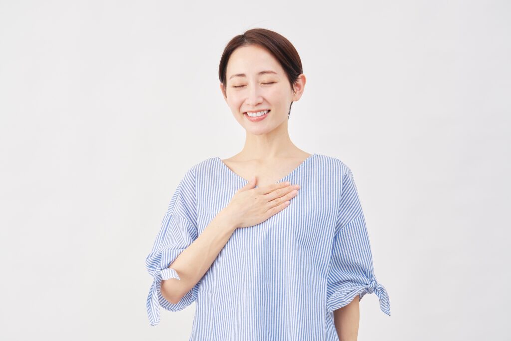 安心した表情の女性