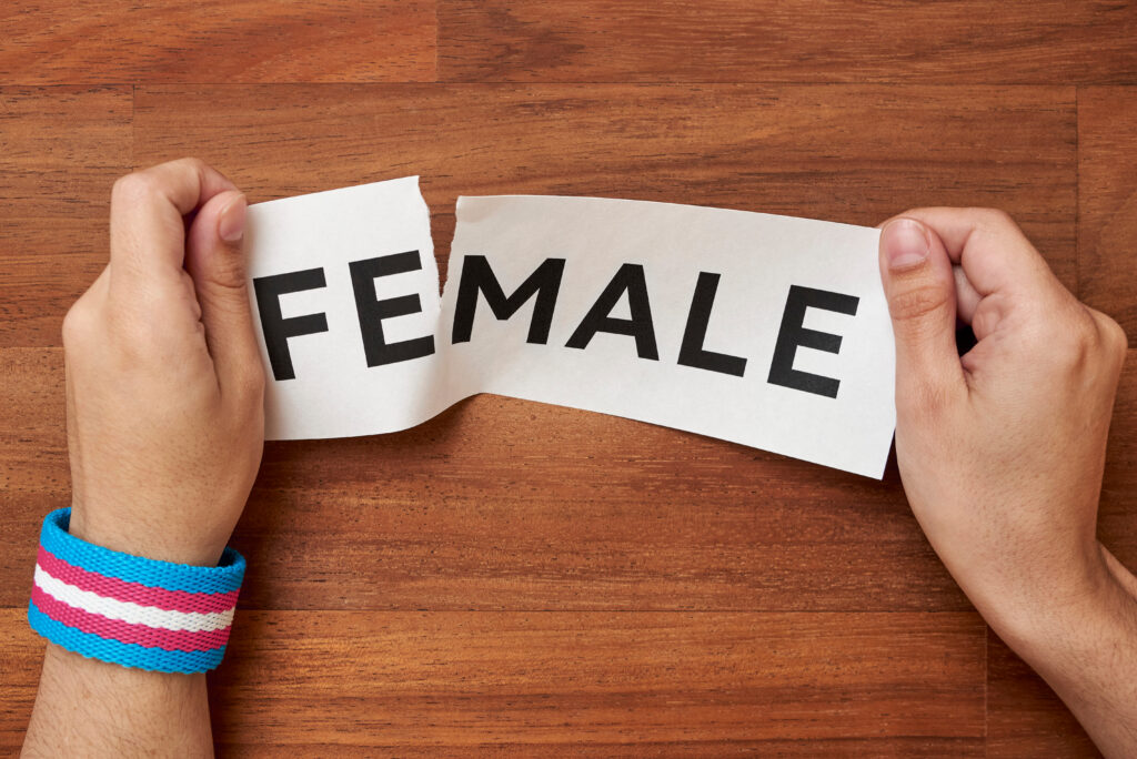 女性から男性への性別移行を示す画像