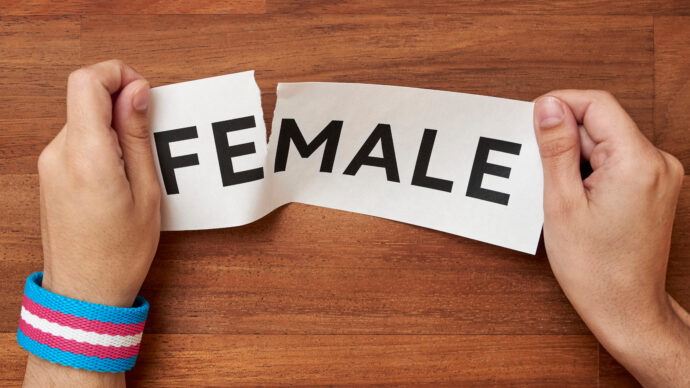 女性から男性への性別移行を示す画像